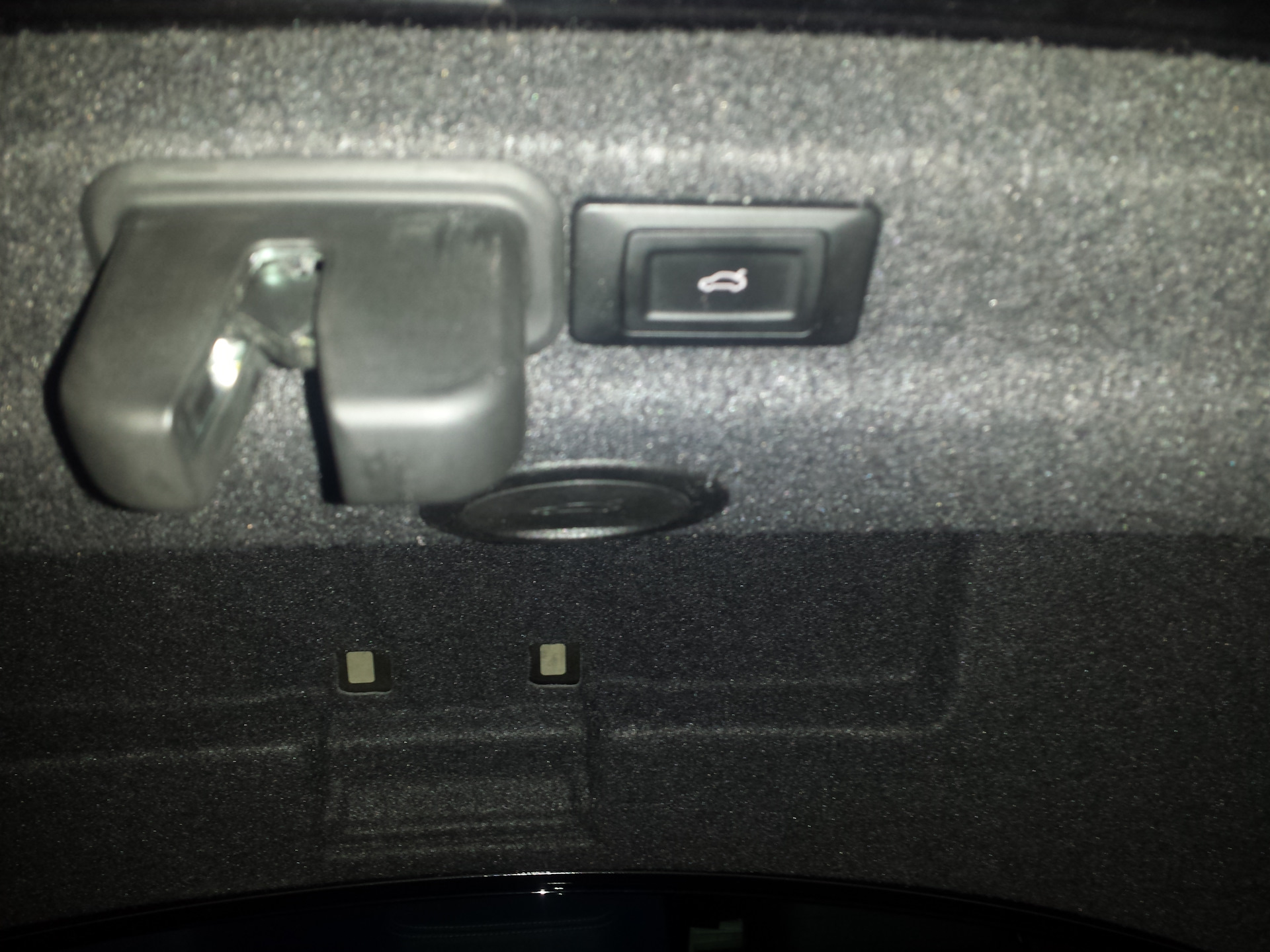 Кнопка открывания багажника polo sedan. Как открыть багажник поло седан. Автоматическое открывание багажника polo sedan. Фольксваген поло снятие обшивки багажника. Автооткрывание багажника поло седан.