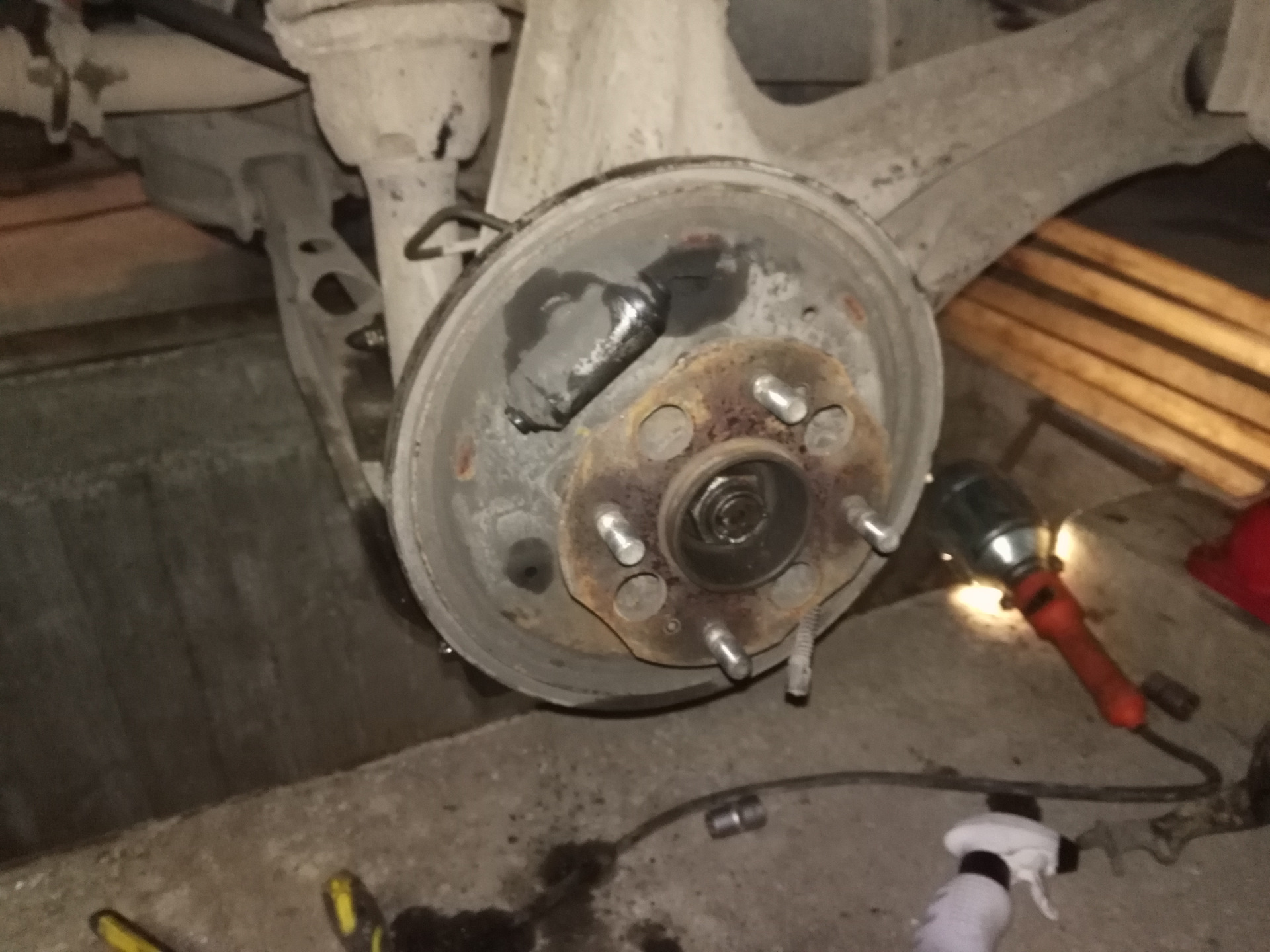 замена заднего ступичного подшипника crv rd1. замена заднего правого колеса. тормозной цилиндр приора барабан. барабан тормозной шевроле круз. задние колодки и цилиндры на приору.