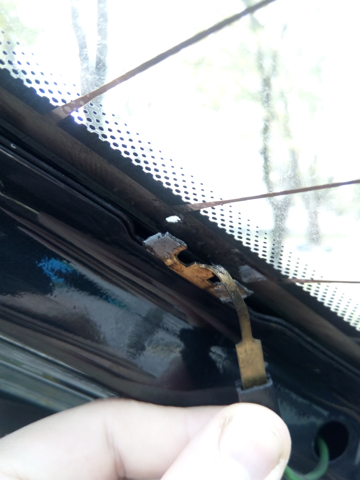 Обогрев стекла опеля. Электрообогрев заднего стекла w203. Opel Astra g обогрев заднего стекла.