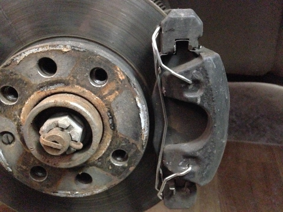 Как поставить пружину на суппорт. 5. Пружина в суппорт акцент. Прижимная пружина суппорта форд фокус 3. Пружина суппорта trw pfk241.