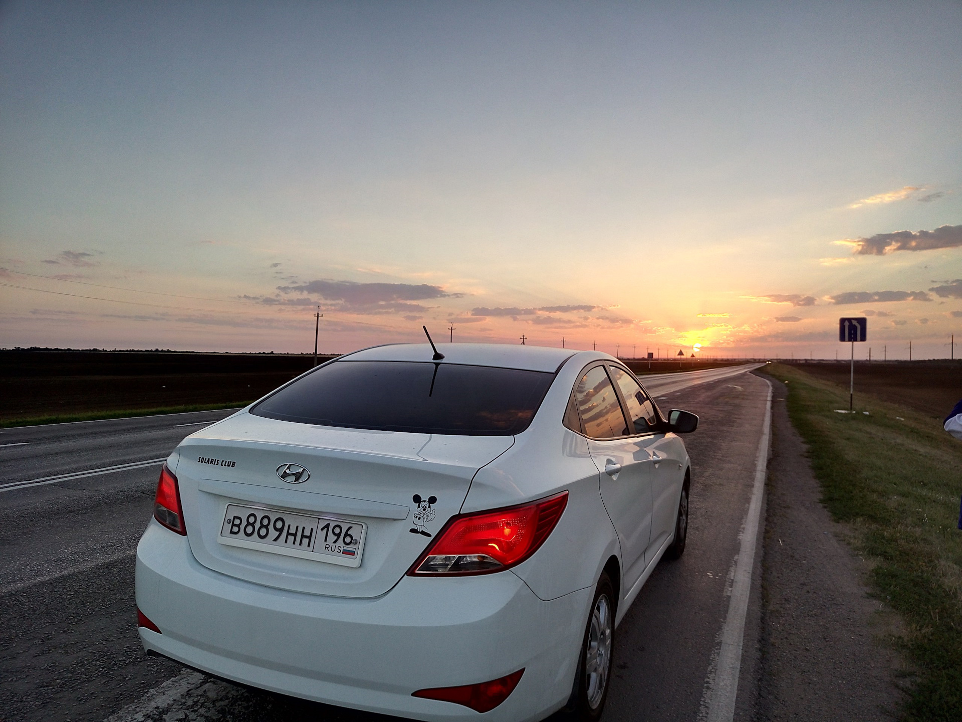 Белый солярис. Хендай Солярис 2016 ночью. Машина Hyundai Solaris белая. Хундай Солярис в654сх196. Оперской Hyundai Solaris.