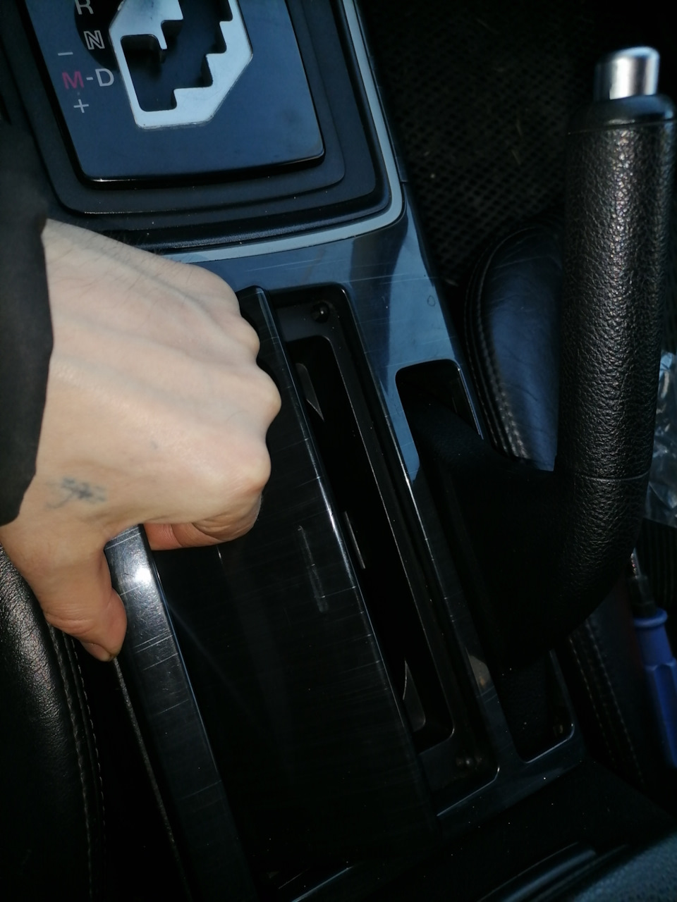 Замена лампочки подсветки АКПП и в бардачке — Mazda 6 (2G) GH, 2 л ...