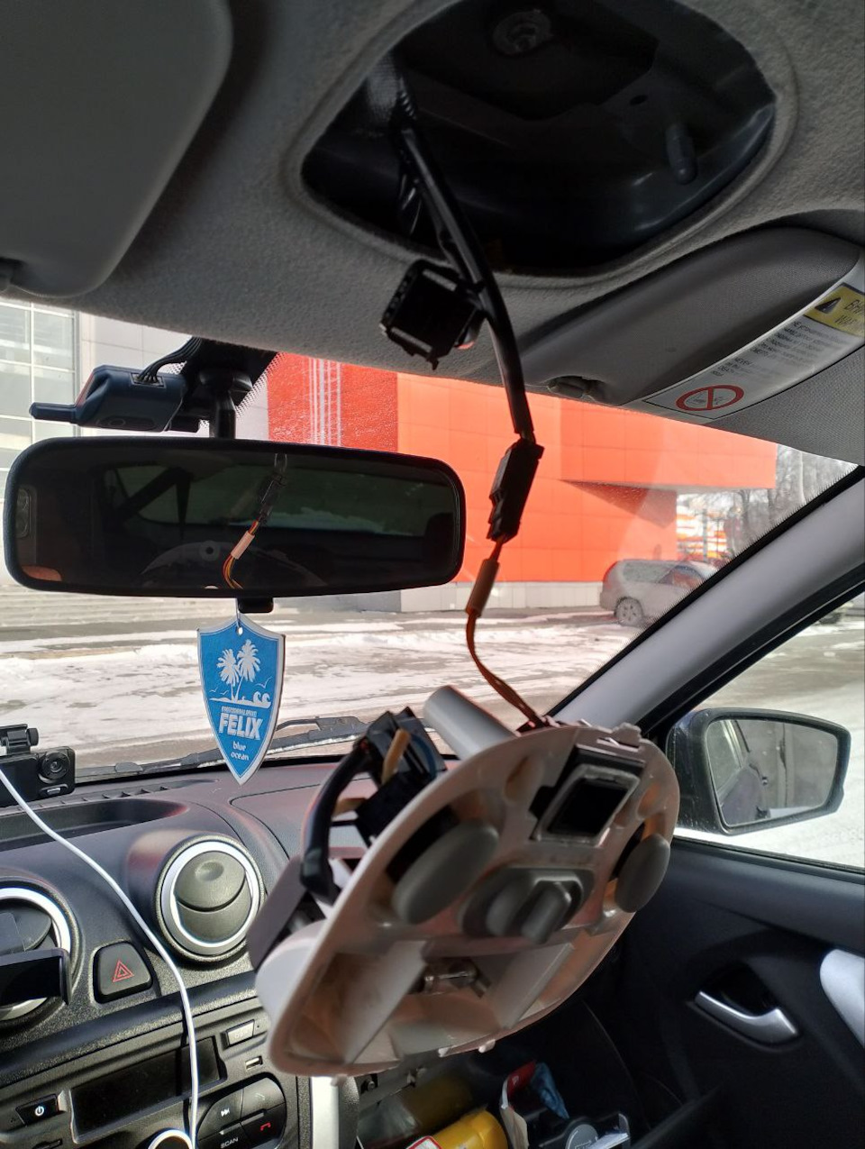 Адаптер просто встает между питанием и плафоном. Провод питания USB, переходник и вся куча поместились под потолком, места сбоку там куча. Сам провод провел под обшивкой потолка, за боковым кожухом и закрепил велкро-стяжкой за лобовой воздуховод. Выглядит не совсем красиво, но уж точно лучше, чем было до этого. Ну да, а как выглядит подключенный результат, я забыл сфотографировать — Lada Granta liftback (1G)