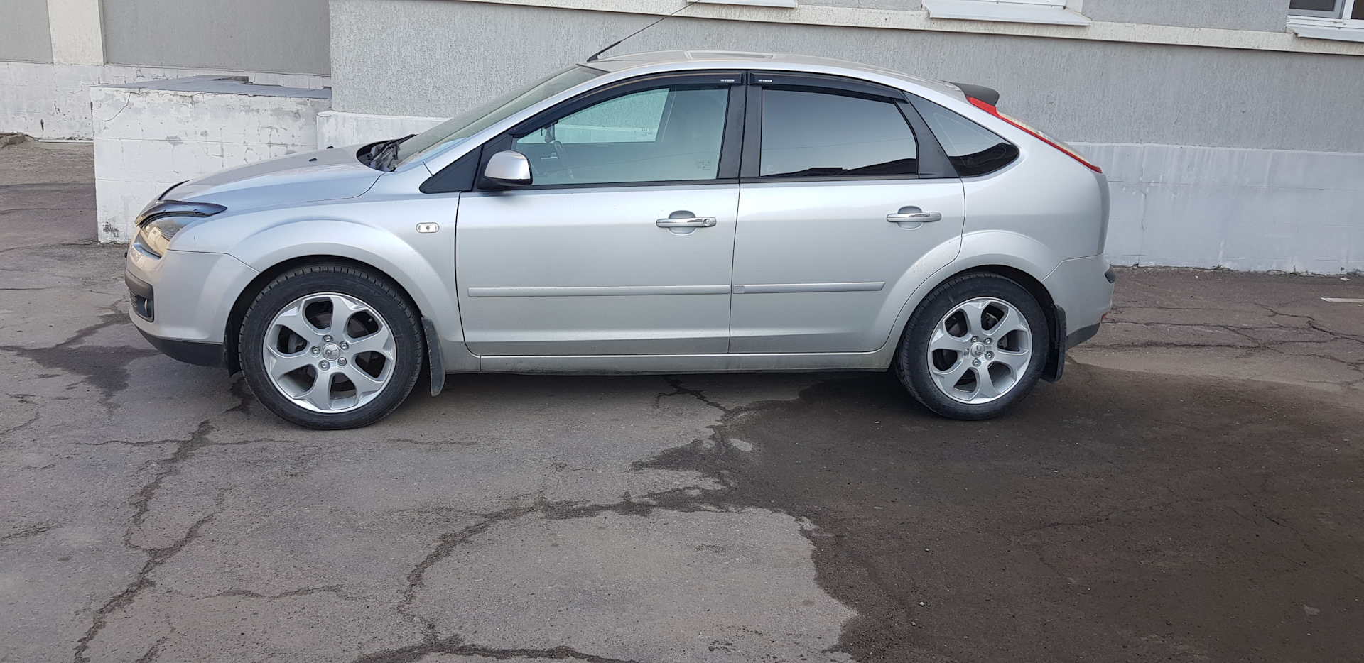 Поставить 17. Ford Focus 2 хэтчбек 2006 диски. Ford Focus 2 2006 16 радиус. Форд фокус 2 2006 17r. Форд фокус 2006 хэтчбек диски.