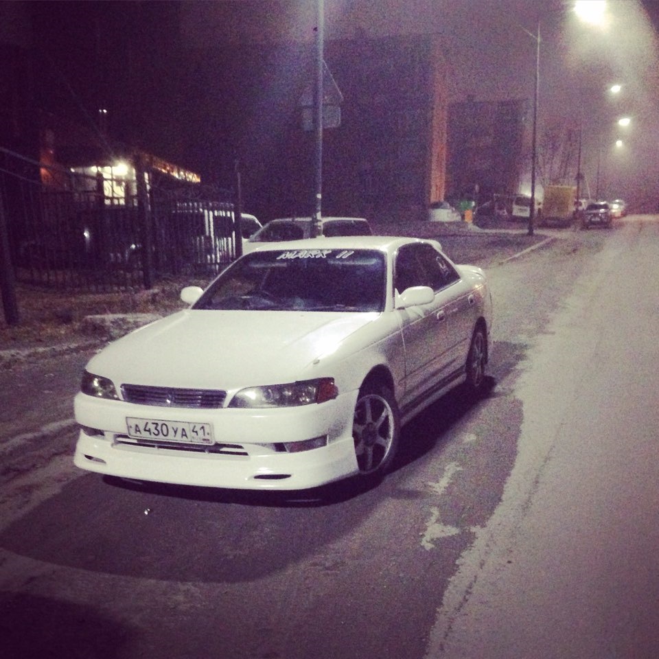 Toyota Mark II 90 белый ночью