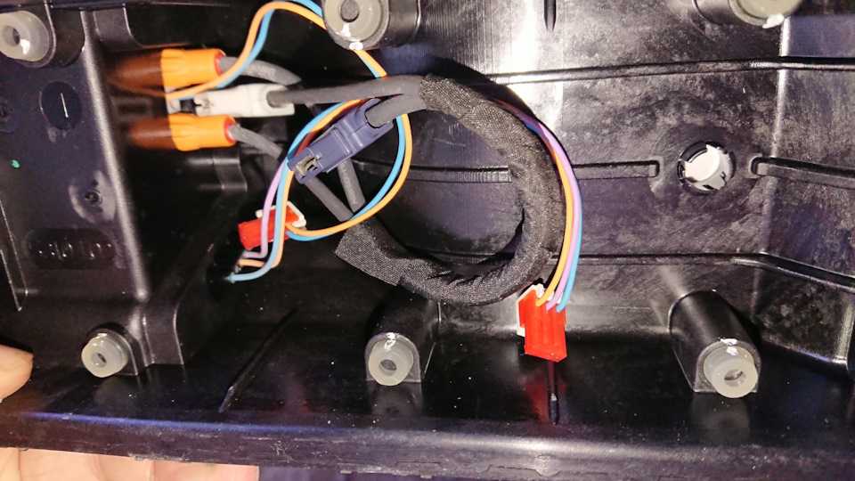 коннекторы на плату от сигнального разъема (3 контакта) и интерлока силового разъема (2 контакта) — Nissan Leaf (1G)