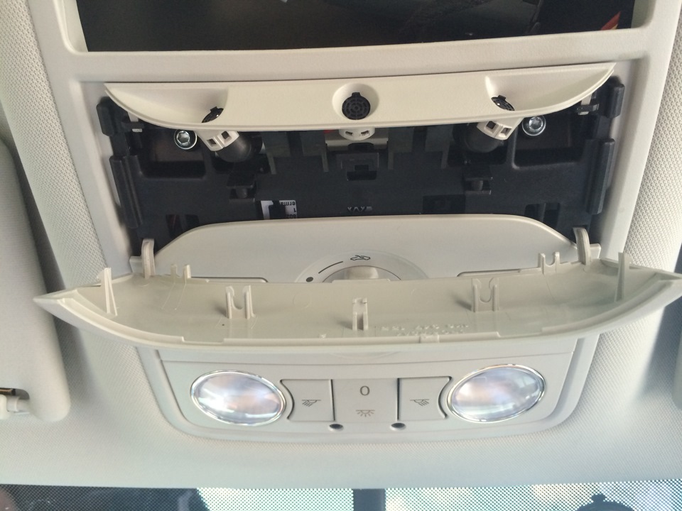 отковыриваем руками крышку, которая идет после очешника, и откручиваем 2 хромированных TORXa и снимаем площадку с электроникой и отсоединяем три колодки с проводами — Skoda Superb Mk2