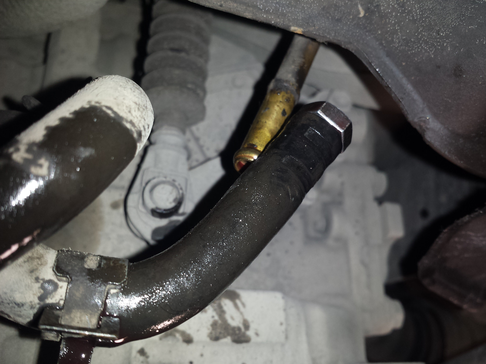 Ауди а4 б6 тройник антифриза. Течет нижний патрубок. Течет нижний патрубок. Патрубок термостата ваз 2104. 2 дизель.