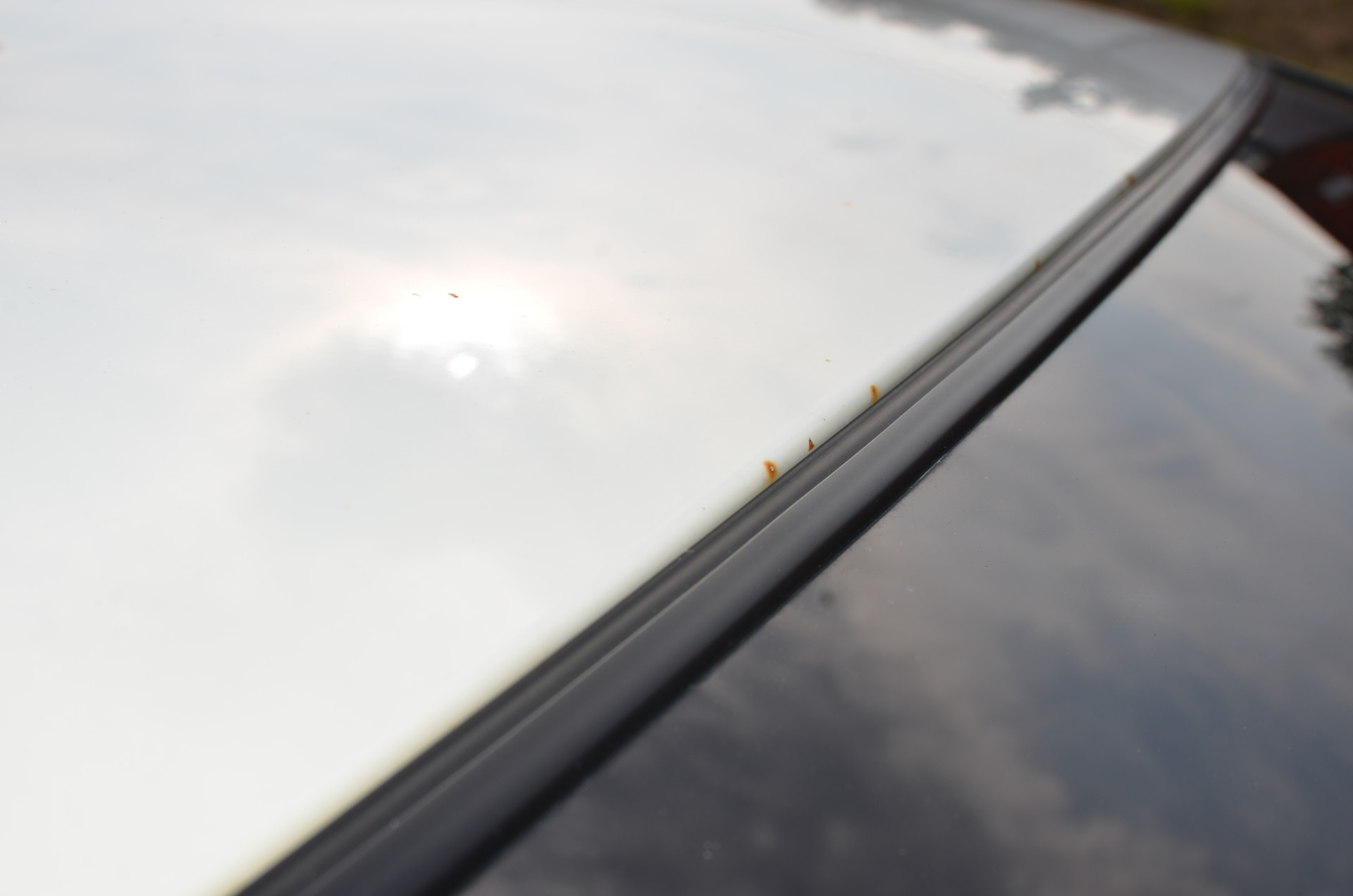 Защита кромки крыши над лобовым стеклом