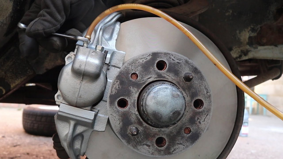 Правильная прокачка тормозов — Lada 21043, 1,5 л, 1998 года | своими ...