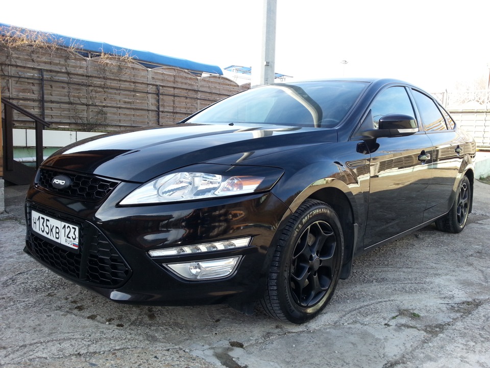 Форд черным цветом. Ford Mondeo 4 Black. Форд Мондео 4 черный. Черные фары Ford Mondeo 4. Форд Мондео 4 рест черные маски.