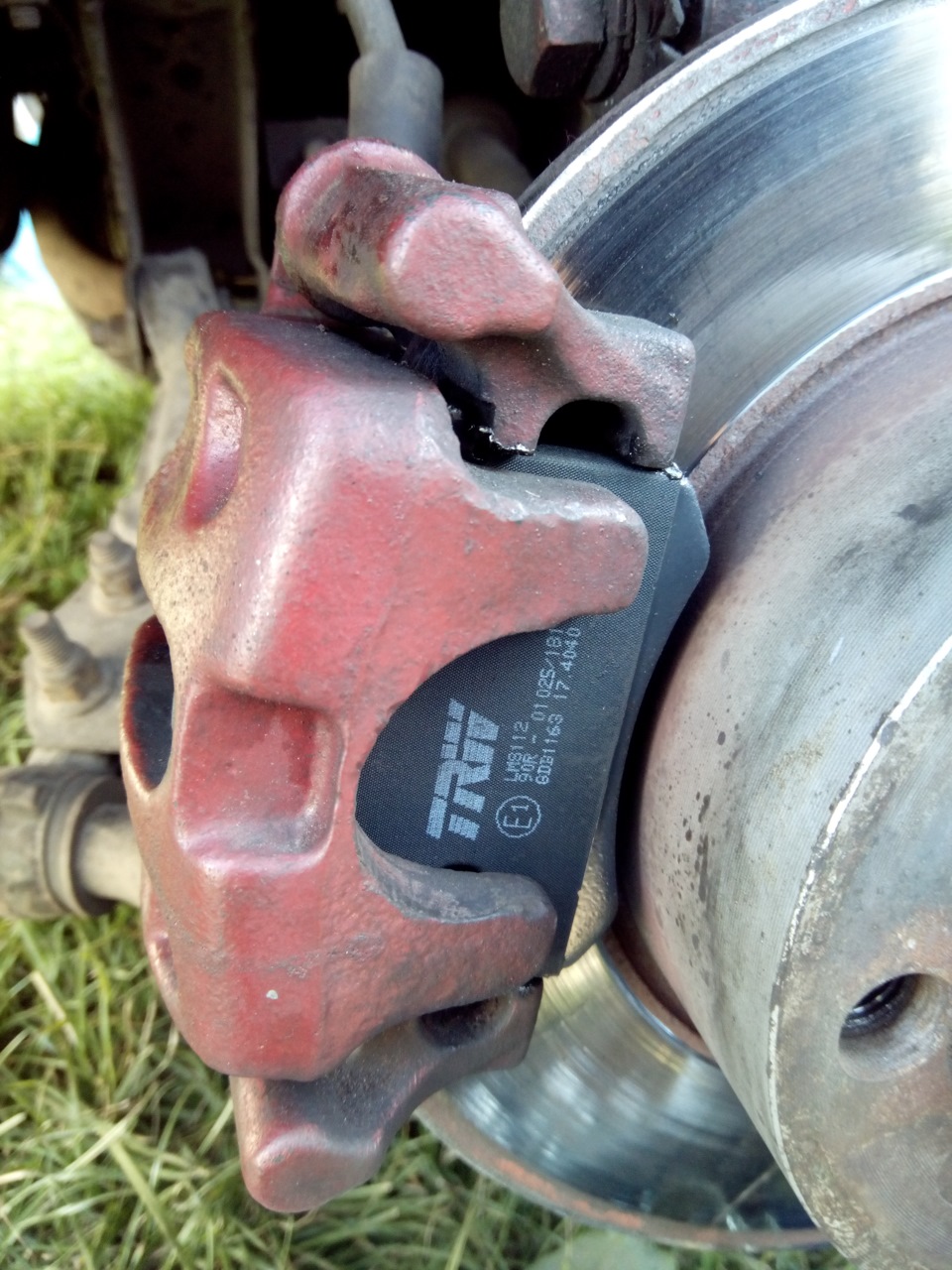 Тормозной диск крутится. Тормозной диск крутится. Борозда на диске от колодки. Тормозные диски с вращением. Роторный диск тормозного механизма 9672899.