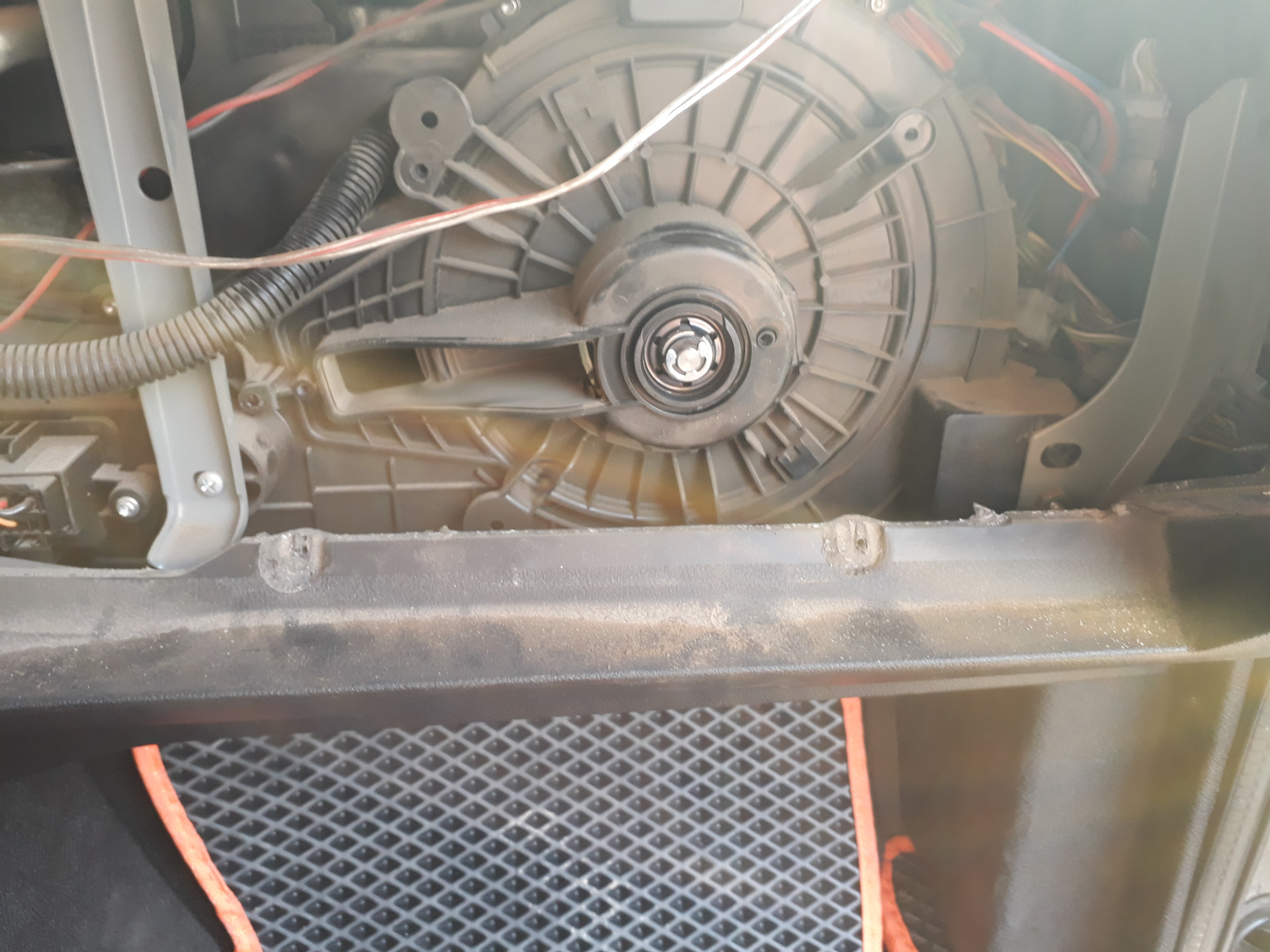 мотор отопителя камаз 65115. как снять моторчик печки камаз. мотор печки камаз 5490. печка камаз 65115. как снять моторчик печки камаз.