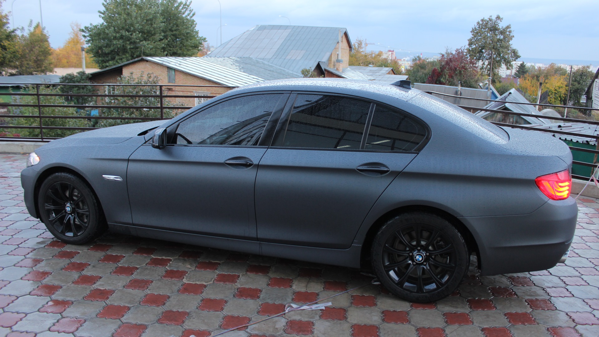 Серая BMW f10 с черными дисками