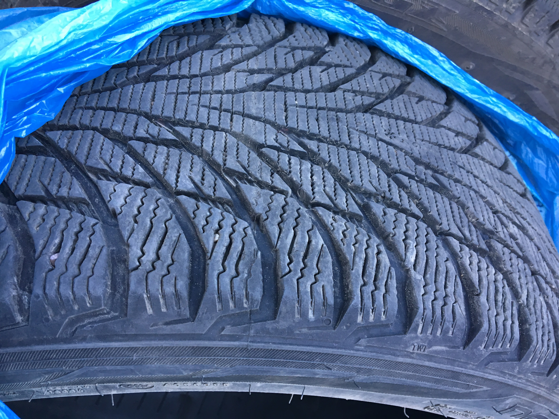 Резина хакапелита. Nokian Tyres Hakkapeliitta r2. Nokian Hakkapeliitta r2 SUV. Нокиан r2 липучка. Нокиан хакапелита r2.