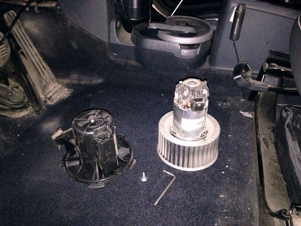 моторчик со снятым кожухом — Smart fortwo (2G)