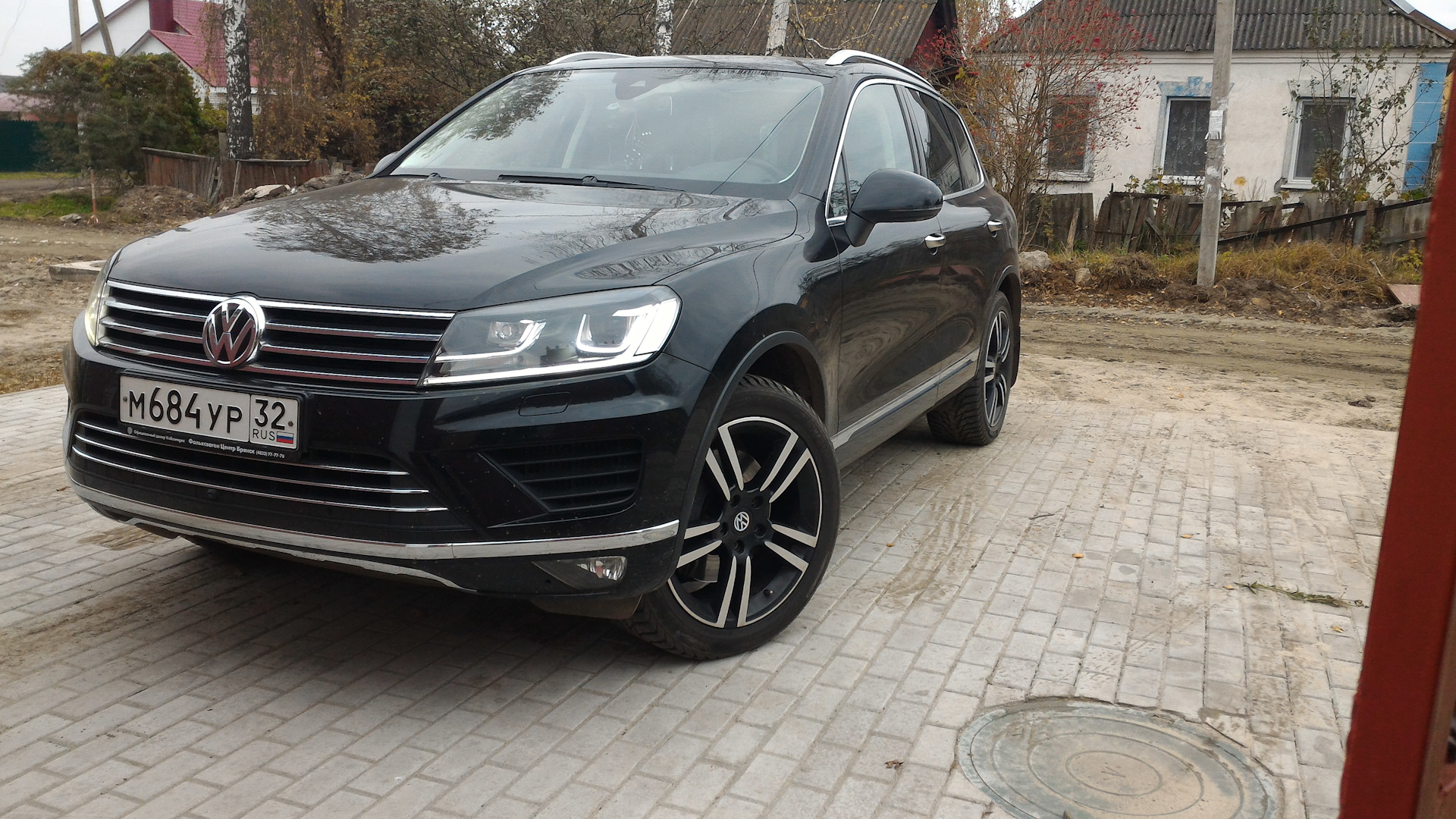 Черный Volkswagen Touareg 2014