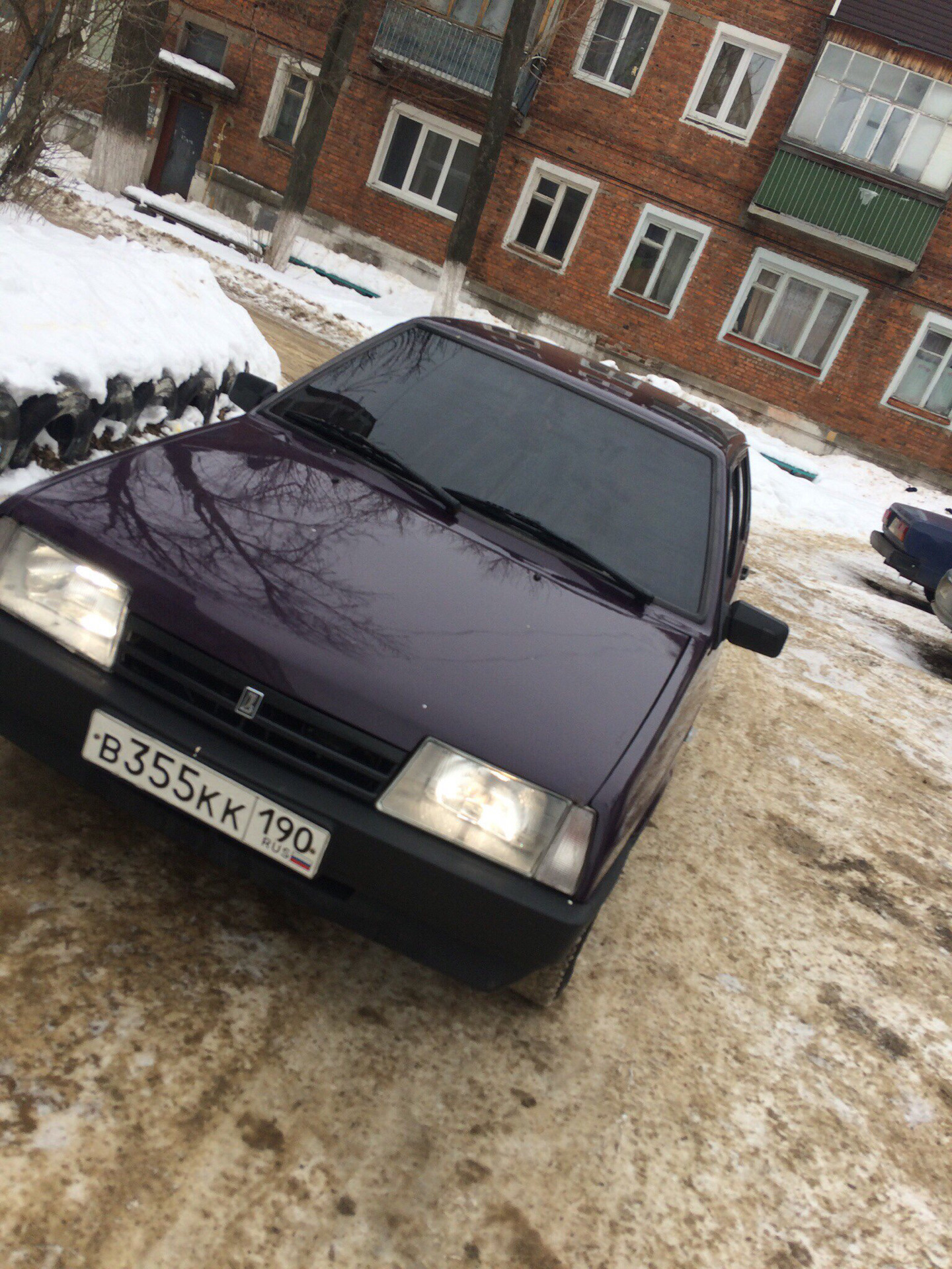 Закатанный в салоне трое. ВАЗ 2107 тонированная в круг. Тонированный в круг. 15 Тонированная в круг. Ока тонировка в круг.