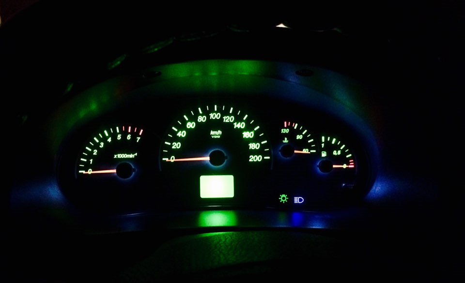 Белые лампочки в приборке — Lada Приора седан, 1,6 л, 2008 года ...
