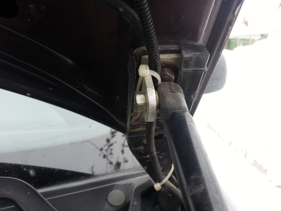 газовые упоры капота — Lada Приора хэтчбек, 1,6 л, 2012 года | другое ...