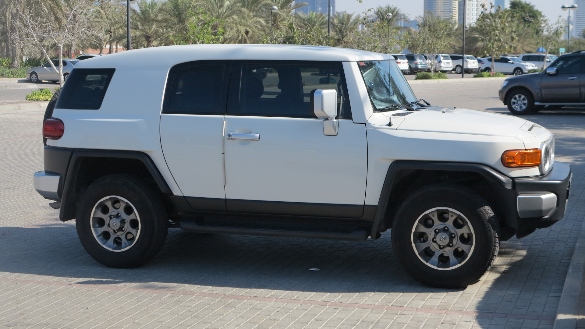 тойота из эмиратов. Toyota land cruiser 300. Fj cruiser toyota adventure в оаэ. Toyota dubai. тойота из оаэ в наличии.