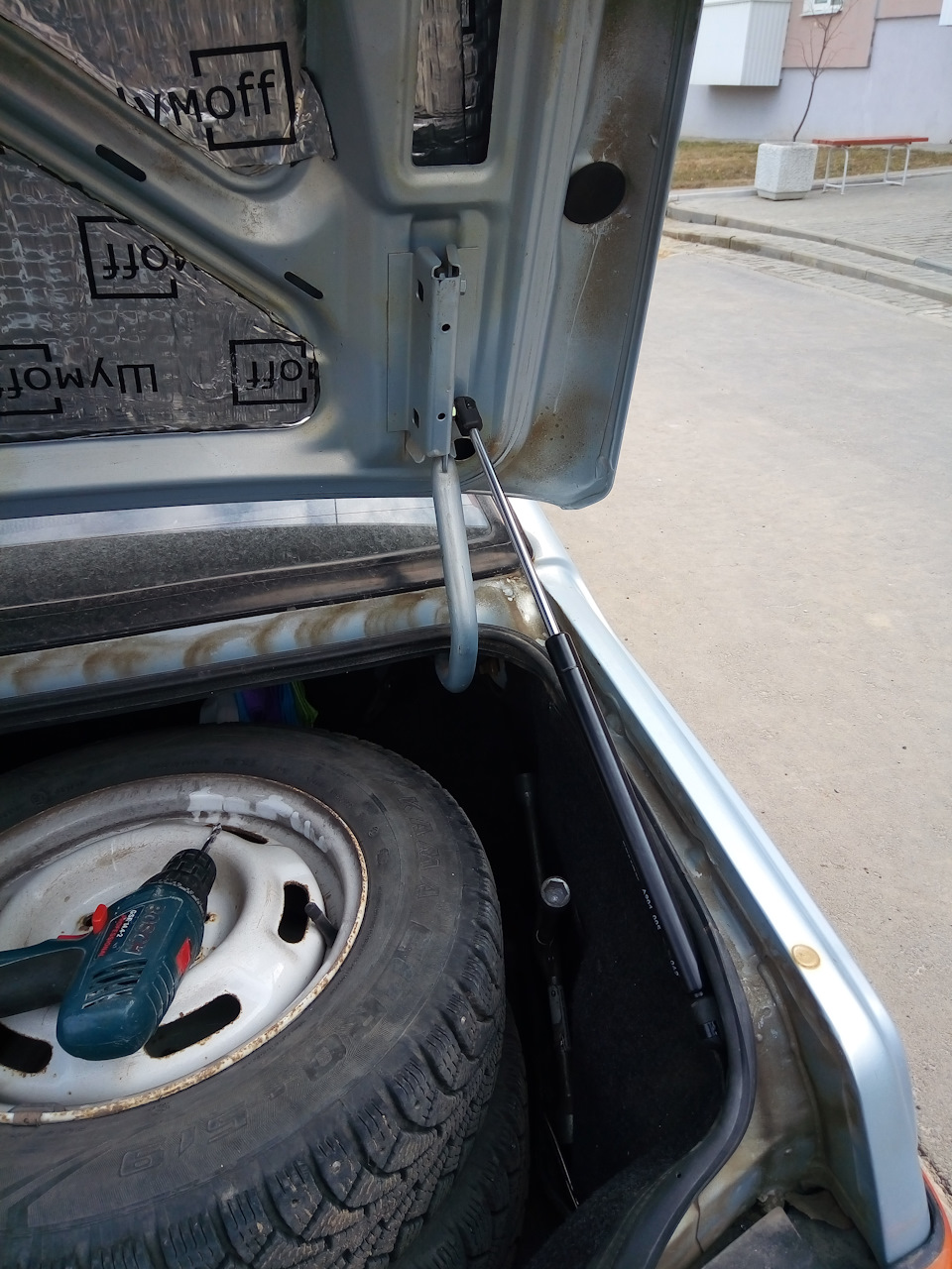 Упор в багажник и новая летняя резина — Lada 2115, 1,5 л, 2004 года ...