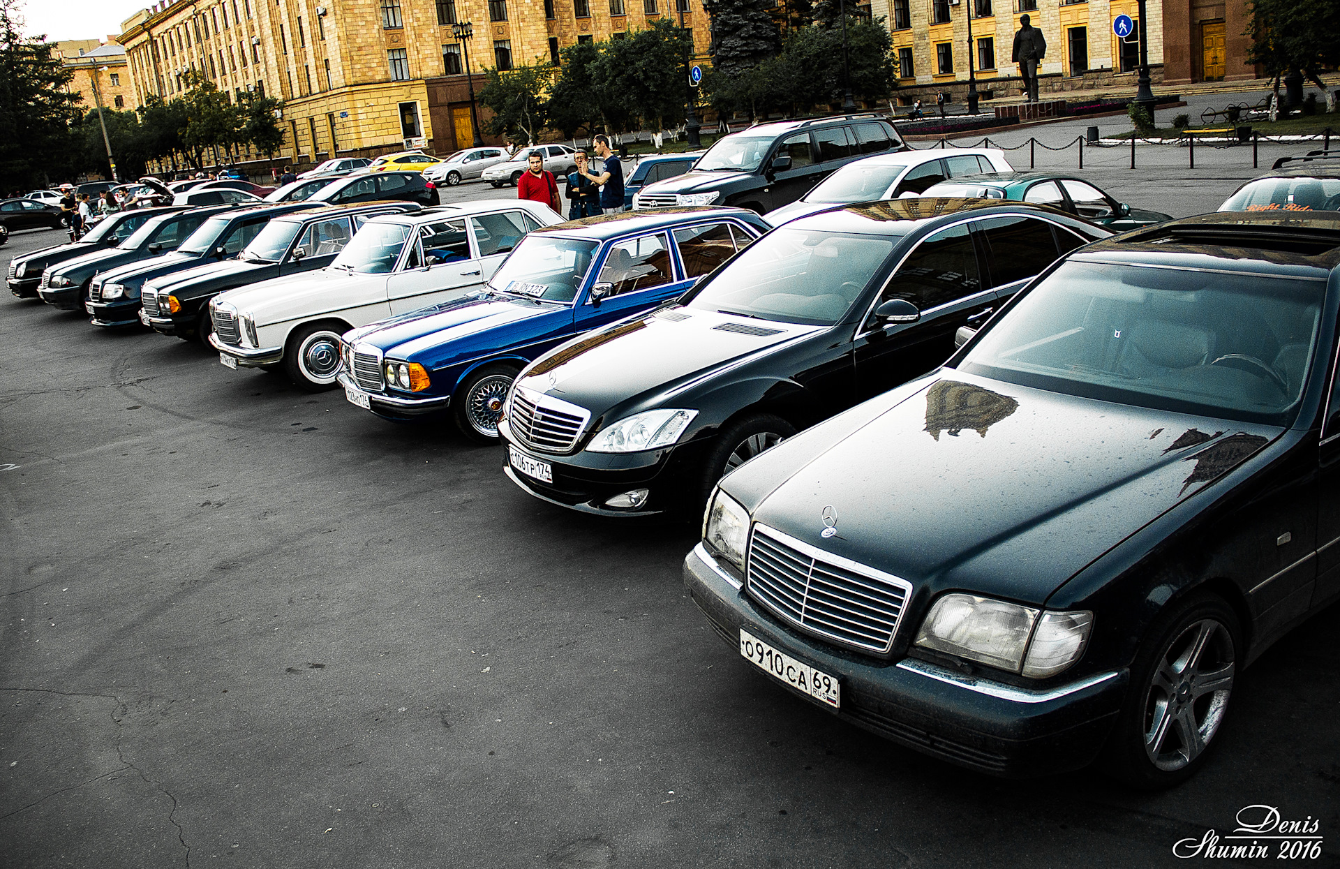 Mercedes-Benz продает все свои салоны в Германии