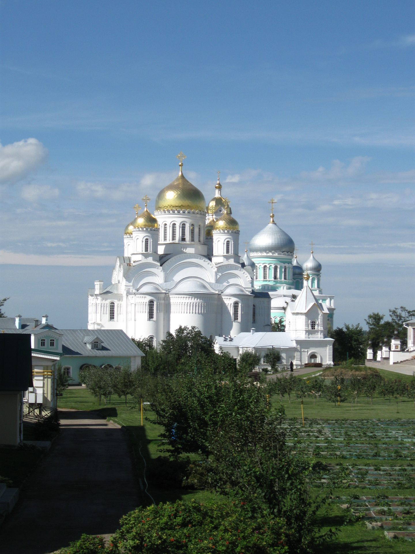 Храм в дивеево это где. Свято-Троицкий Серафимо-Дивеевский монастырь. Дивеево Нижегородская область монастырь. Дивеевский Свято Троицкий женский монастырь. Свято Троицкий Серафимо Дивеевский монастырь официальный сайт.