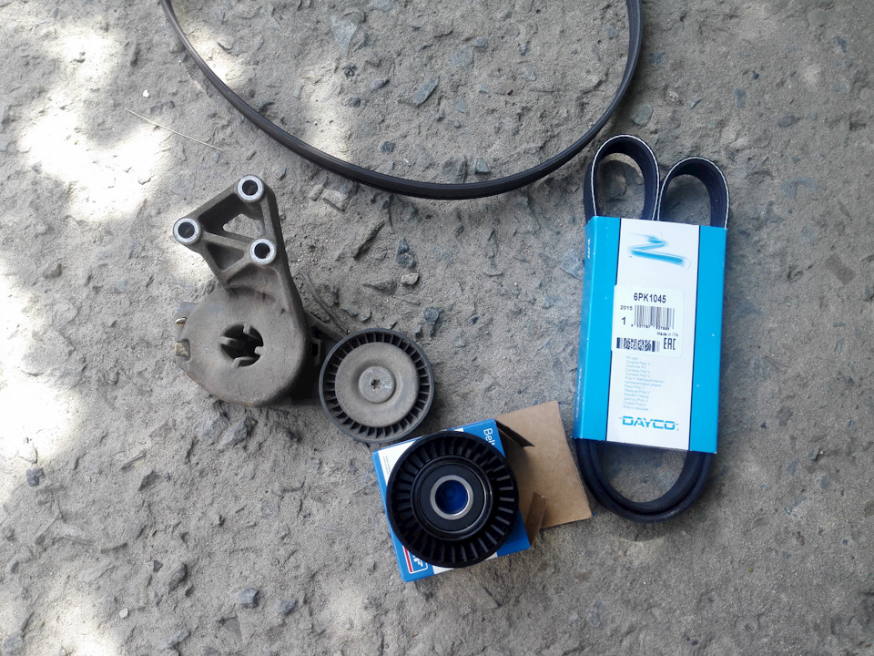 VKM32243 Паразитный / ведущий ролик, поликлиновой ремень SKF | Запчасти ...