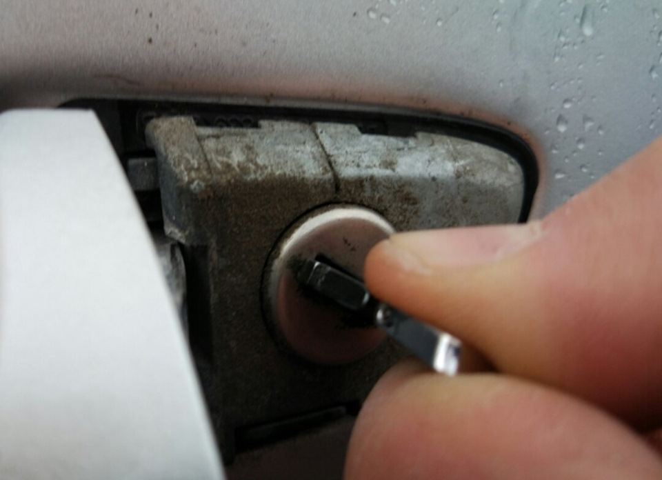 Сел аккумулятор на машине не открывается двери с брелка