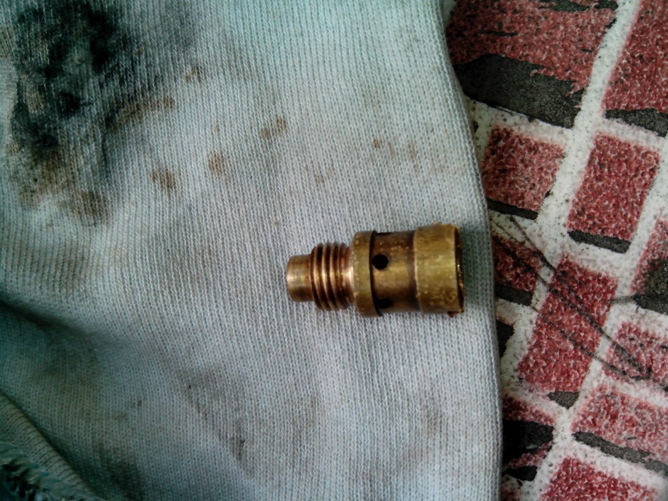 НЕ заливает, но су--ко глохнет(. Фото разбора и чистки карба Aisan ...