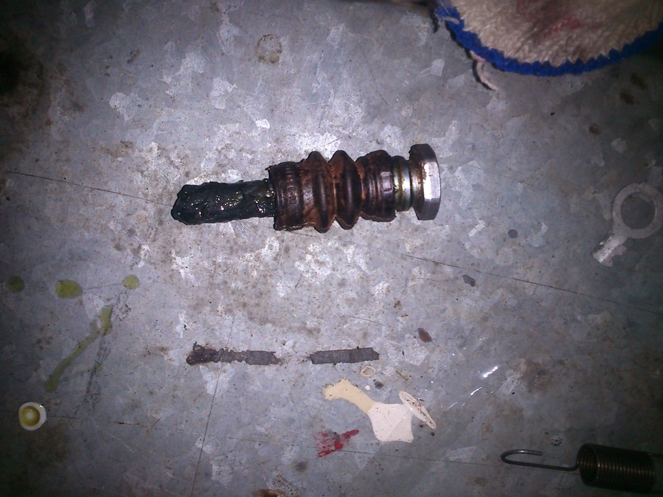 Гремят передние суппорта — Nissan Tiida (1G), 1,6 л, 2008 года | своими ...