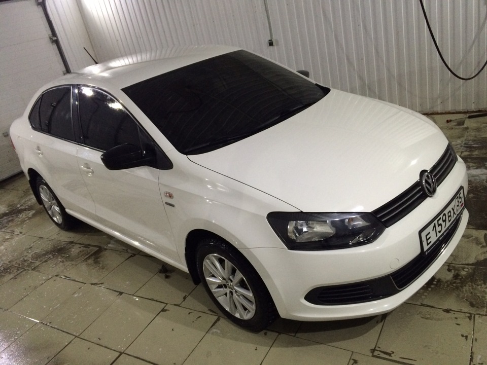 Volkswagen Polo 2015 черный тонированный