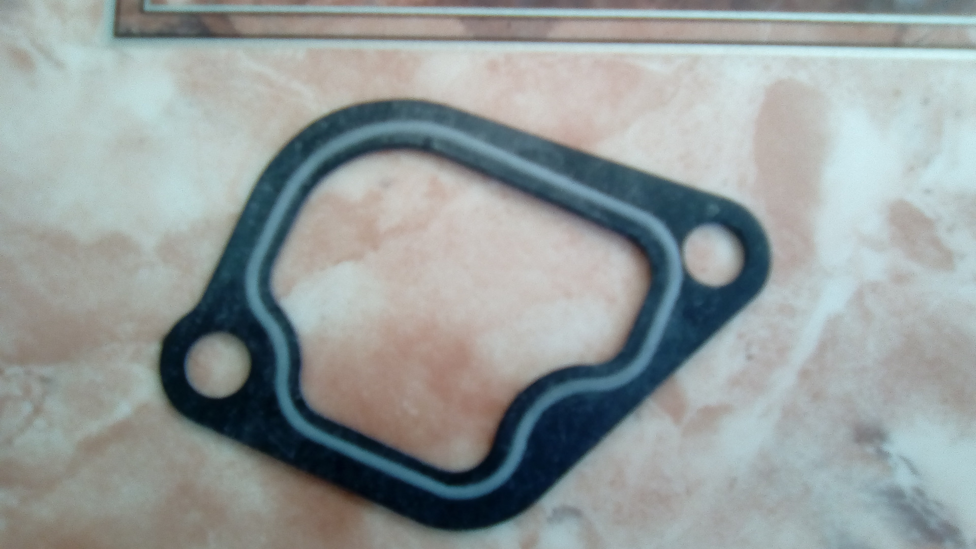Прокладка под термостат ваз. Прокладка корпуса термостата 2108. Прокладка корпуса термостата 2190. Прокладка термостата 2108-1303017. Прокладка корпуса термостата 2114