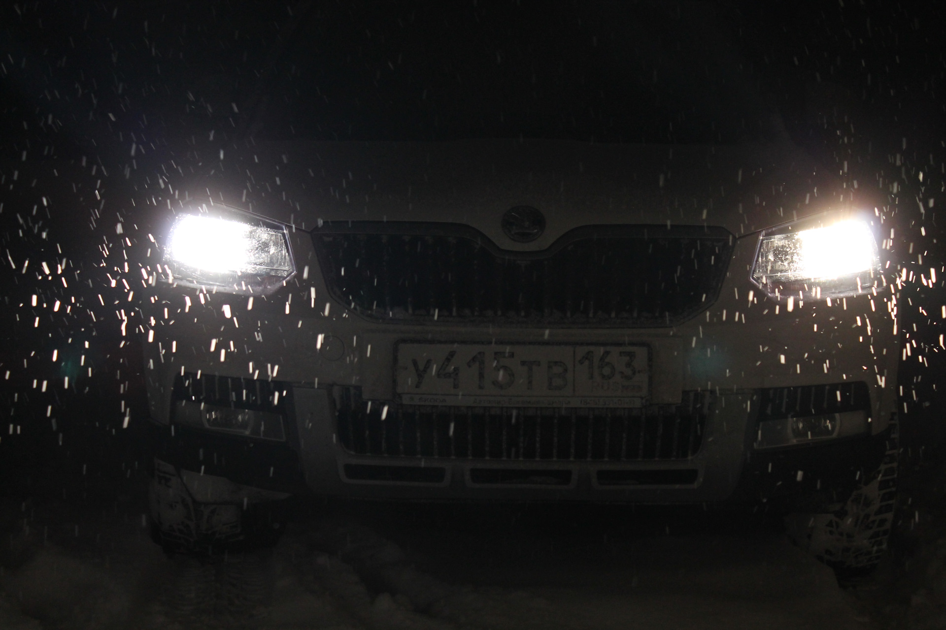 Дневные ходовые огни skoda yeti 2017 года. Skoda yeti фары 2025. Фары ближнего света шкода йети. Лампы йети 2014. Skoda yeti 2012 лампа противотуманной фары.