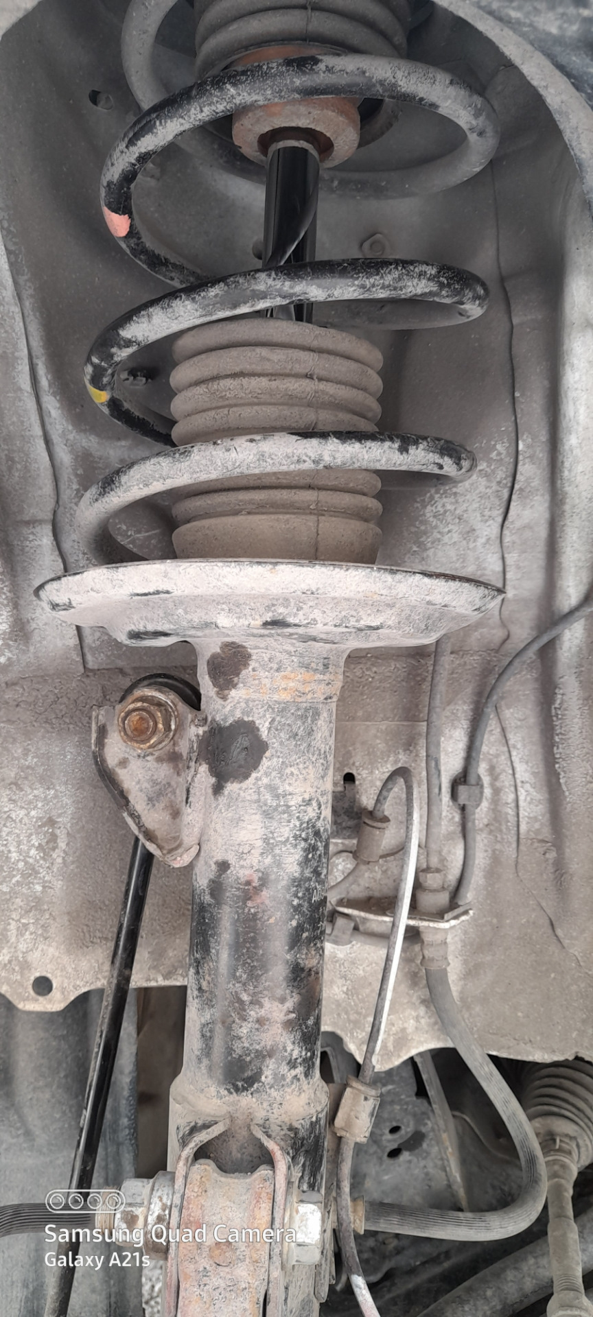 Замена пыльника амортизатора — Toyota Yaris (p2), 1,3 л, 2008 года ...