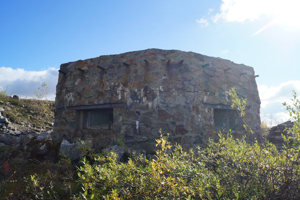 Сам дот двухамбразурный, прикрыт окопами, но из-за огромной толщины стен внутри места очень мало. Если присмотреться, на одной из амбразур виден снаряд. — Nissan Terrano III