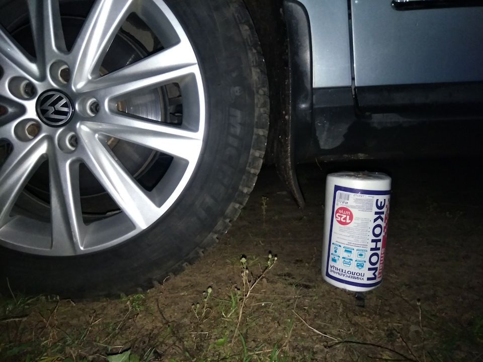 для примера поставил полотенца, их высота 200мм, так еще до порога 2 пальца влезает, примерно 45мм, и того порядка 245мм. — Volkswagen Passat Variant (B6)