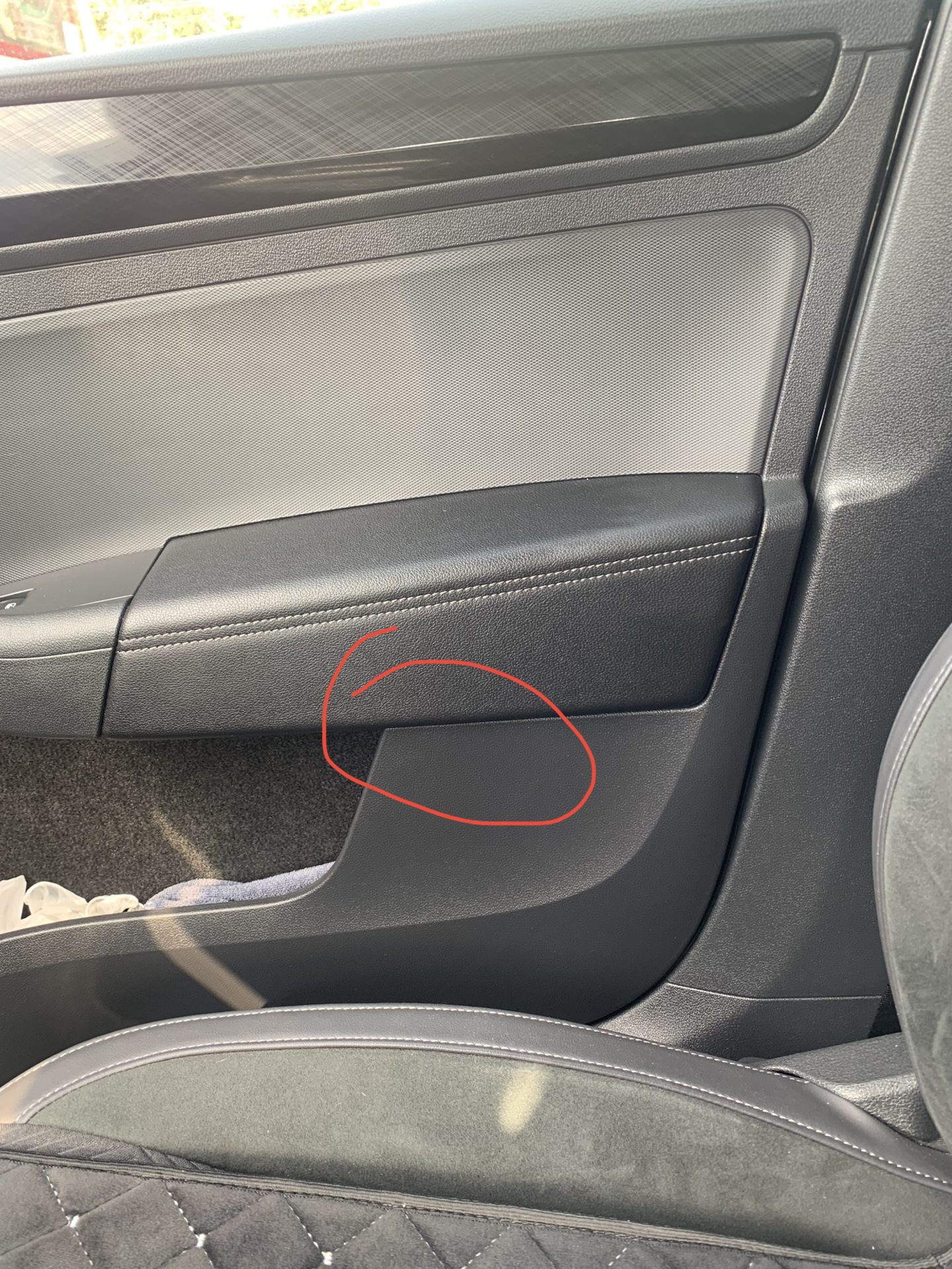 Скрип руля фольксваген. Рулевое колесо vw pointer. Скрип рулевого колеса туарег 3. Фольксваген поло скрип панели. Болт крепления кресла polo sedan\.