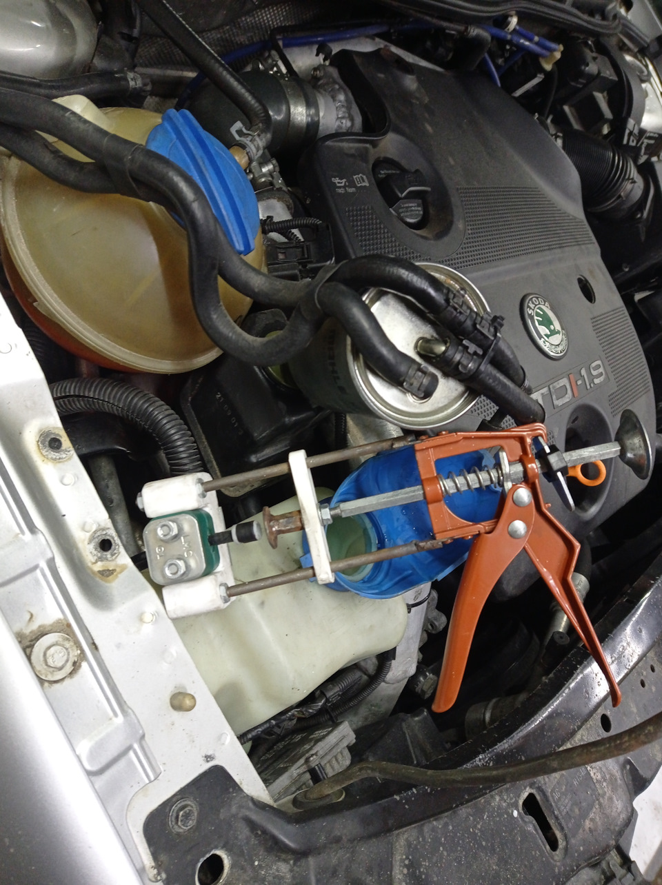 Ремонт шланга стеклоомывателя — Skoda Octavia A4 Mk1, 1,9 л, 2001 года ...