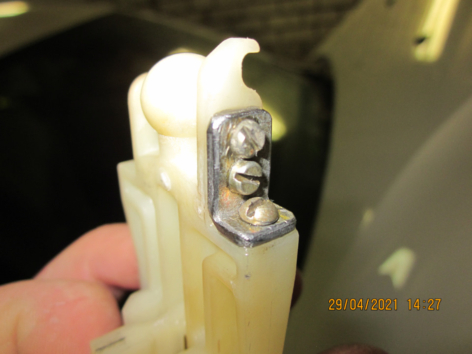 Головки винтов спилил по самые шлицы (чтоб не упирались) сфоткать второпях забыл. И это работает — Lada Vesta SW (1G)