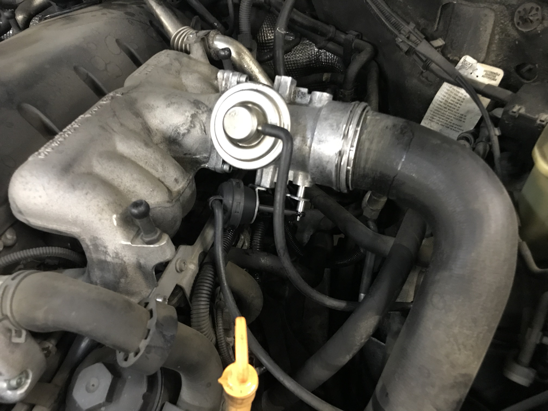 Клапан n149 ауди q7. Клапанов фазорегулятора туарег 3. 0 tdi audi двигатель где дроссельная заслонка 2019. 0 tdi. Touareg v10 5.