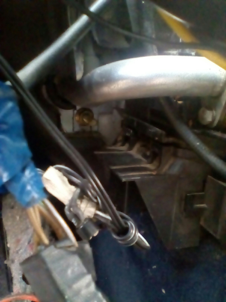 такая же гаечка есть и с лева потом тупо вытаскиваем печку вверх из салона, что бы располовинить её там ничего сложного нету — Mercedes-Benz 190 (W201)