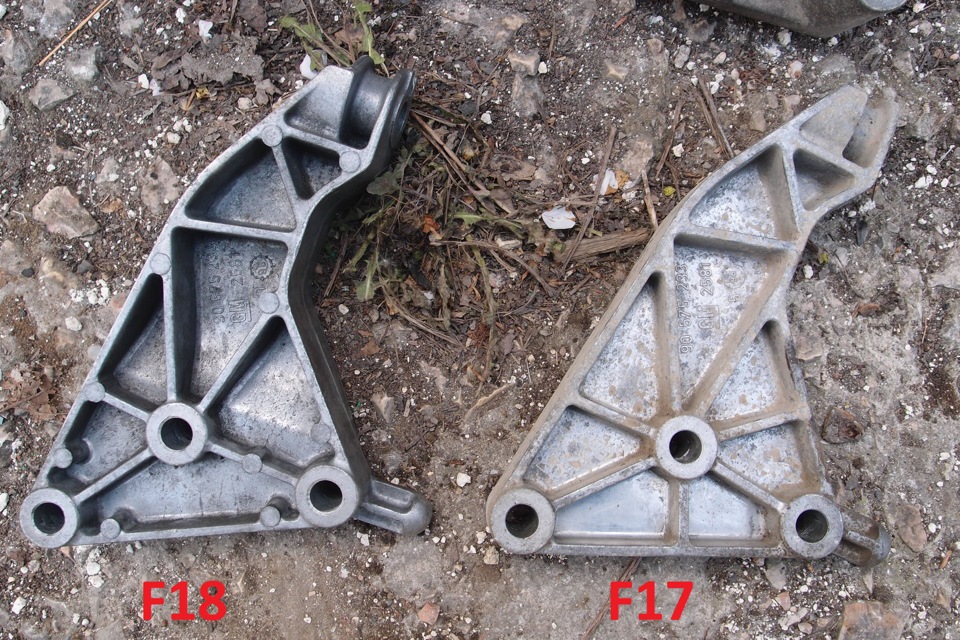 Кронштейн задней опоры. Похожи как близнецы-сестры, но отличаются расположением отверстий под болты, которыми опора прикручивается к коробке. — Opel Astra G