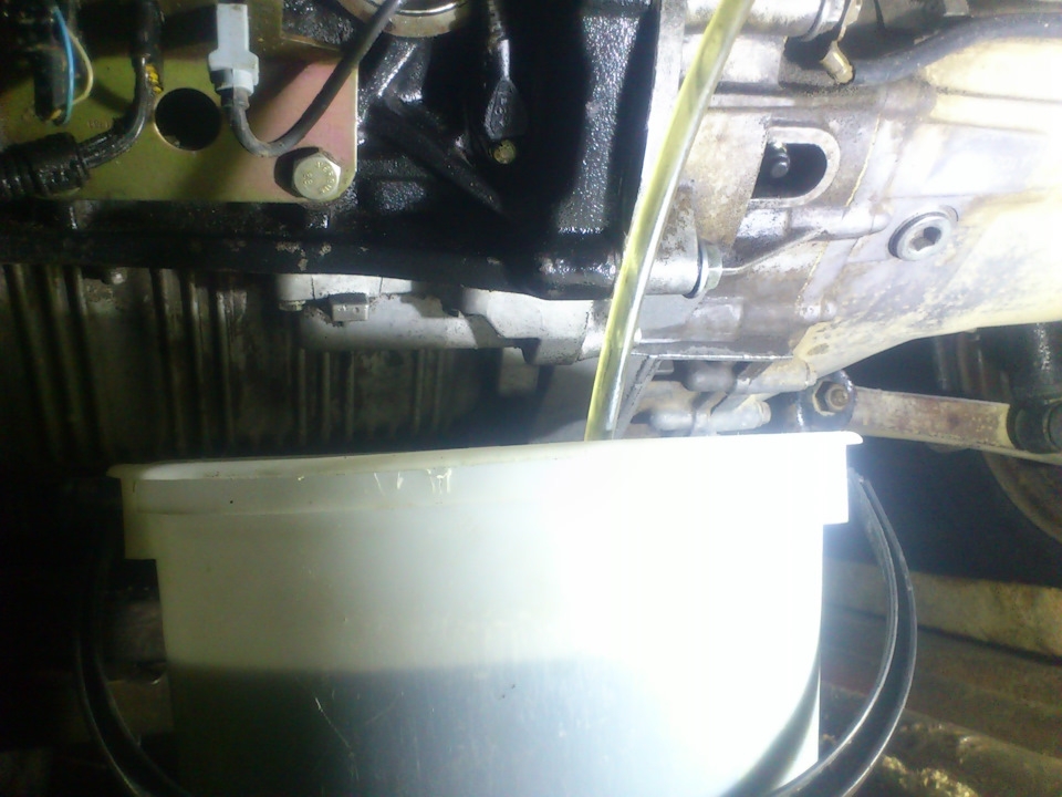 Сливал G-13 в небольшое ведерко — Volkswagen Transporter T4