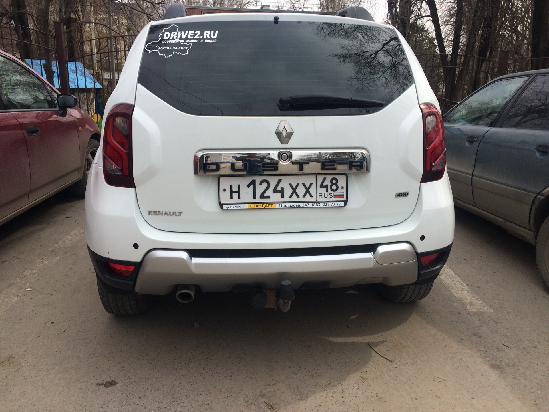 Накладка на заднюю дверь рено дастер. Накладки на задние фонари Renault Duster. Задняя накладка на Рено Дастер серебристая. Накладки на задние фонари Рено Дастер 2021 года. Декоративные накладки на задние фонари Рено Дастер 4х4.