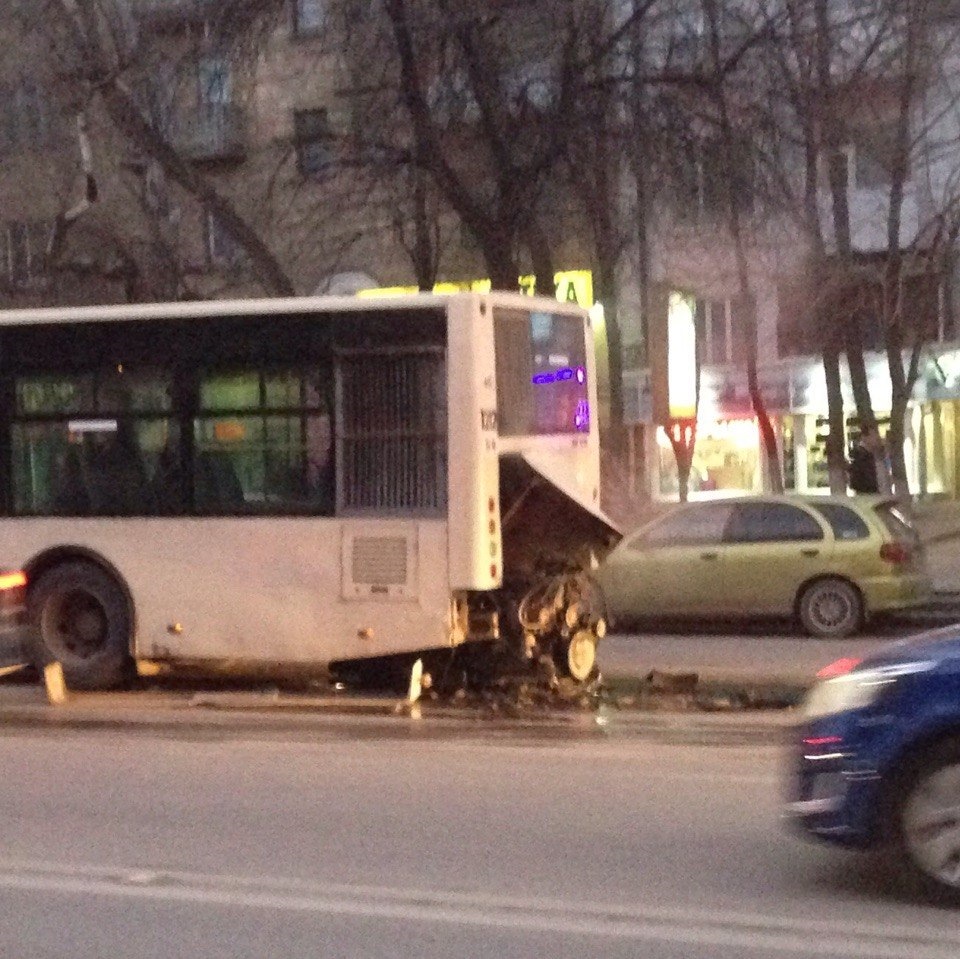 В Ростове у пассажирского автобуса на полном ходу выпал двигатель ! — Lada  2114, 1,6 л, 2010 года | поломка | DRIVE2