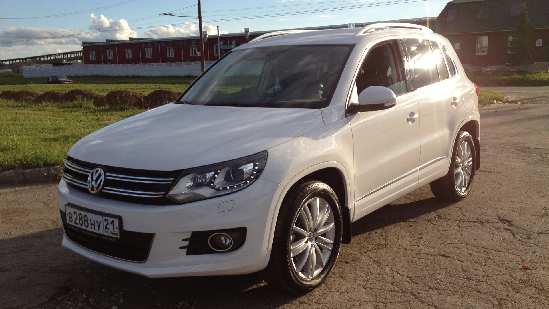 Фольксваген Тигуан белый 2012. Volkswagen Tiguan белый. VW Tiguan 2012 2,0 TSI белый. Фольксваген Тигуан 2013 белый.