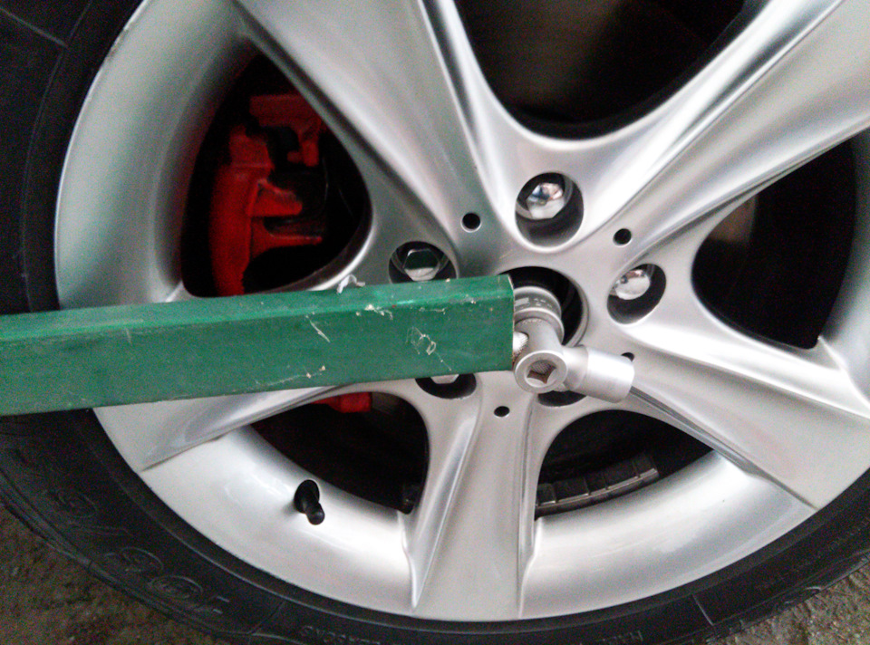 Замена переднего ступичного подшипника — Audi 100 (C4), 2 л, 1991 года ...