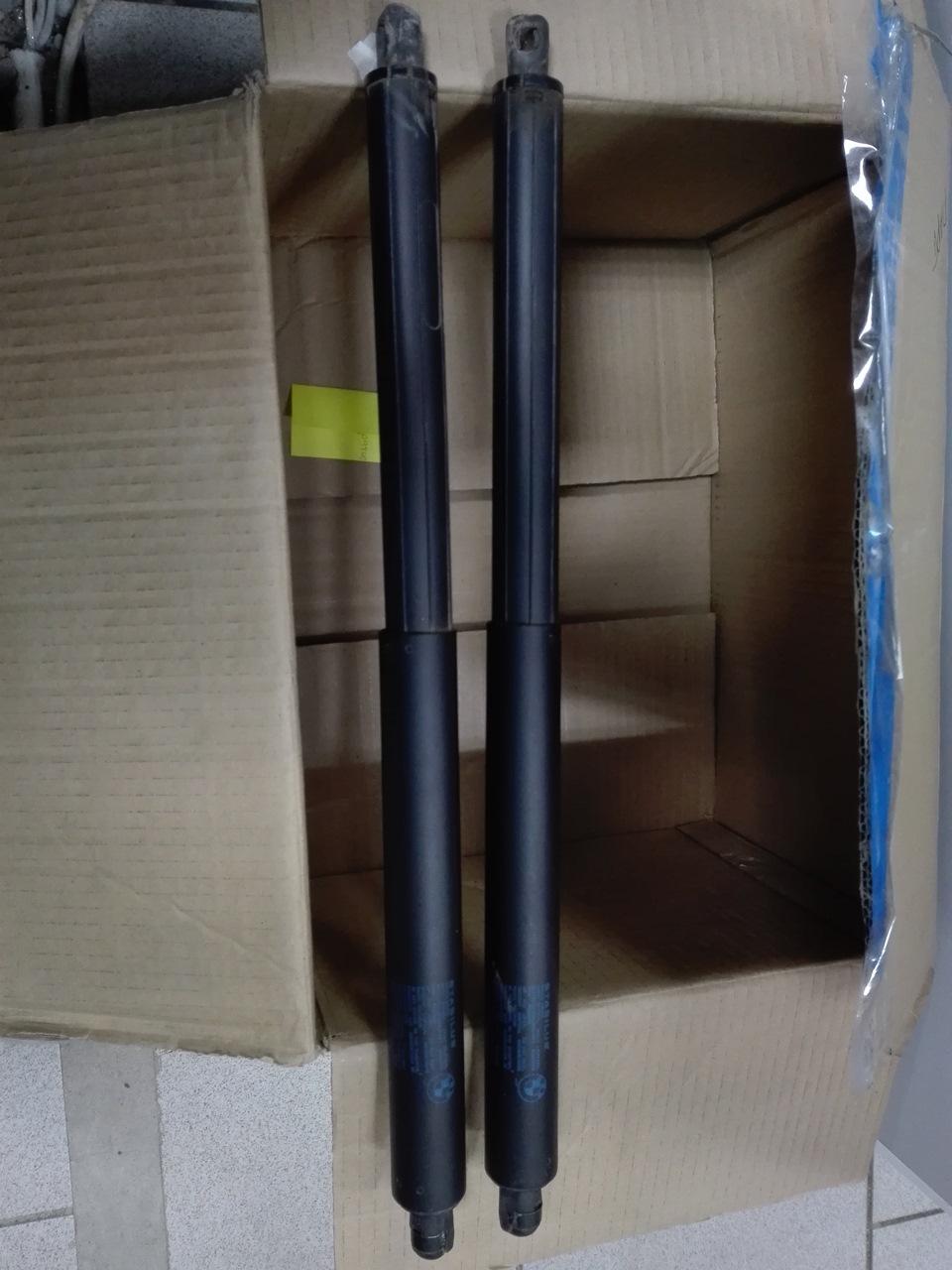 Газовые упоры багажника от BMW X5, хватает одного чтобы поднять крышку багажника. — Lada 4x4 3D